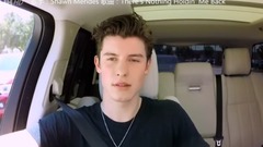 Play OK show with the card spelling a car of Shawn Mendes Sino-British caption _Shawn Mendes
