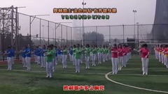 The leader of an alliance of Beijing dance forest 1000 people jump together have raise short of musi