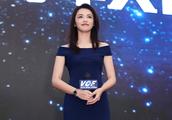 Yao Chen wears blue dress to attend netizen of young innovation forum: Still sweet laugh attractive!
