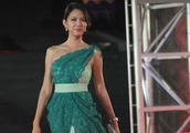 Zhang Zilin wears green to fasten inclined shoulder to grow skirt to appear, average person experien