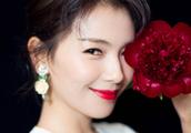 Liu Tao: Intense blaze red lip enchantings, simple but elegant of silk flower cheongsam, the collisi