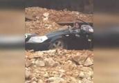 The very lucky in misfortune! Side of car of broken bits earth turns over squash car, everybody tigh