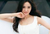 Yang Mi wears white skirt to show Yan Zhi of body 