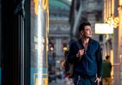 Yang Shuo strolls leisurely Parisian street, liter