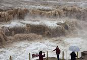 Spring flood of crock mouth chute attracts numerous tourist