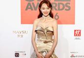 Tang Yan wears gold to pull ground skirt to appear