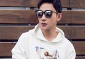 Luo Jin: White jacket jeans, plus a pair of sunglasses, simply very cool!