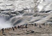 Shanxi faces Fen: Crock mouth chute shows fall group before attracting a tourist, go viewing and adm