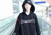 Zhou Dongyu shows body airport first into shadow h