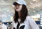 Hui Reqi shows body airport, white T-shirt, black 