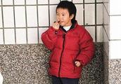 The childhood of Dou Jing child is old reflect exposure, bingle wears red cotton to look at camera l