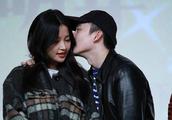 Sun Yi and husband Dong Zijian are the same as a stage, husband and wife two sweet whisper, a very h