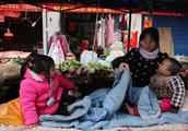 Day of snow of 90 stepmother Mom sells Shang Qiu food child drive is with old quilt on vegetable sta