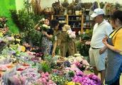 Liu Tao Wangke rambles supermarket, buy a flower t