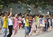 We are different, setting-up exercise during the break of elementary school of big Li Bo Hua sweeps