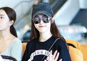 Handsome candy! Tang Yan lifts passport keep out 
