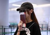Tang Yan lifts passport keep out " hand little fa