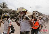 Guatemala volcano erupts rescuer rescue gives one car animal
