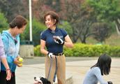 The photograph that Liu Xiaoqing wears an uniform to pull dog dog is too beautiful she 62 years old