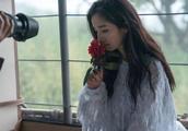 Yang Mi films the titbits of photo films according to the rain that be risked by exposure aspic went