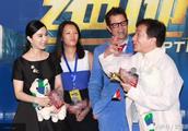 Display expression madly to wrap Fan Bingbing to be teased spit a tongue to laugh into dragon
