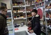 Groups China is small marry Russia girl, husband and wife had small supermarket, life twice nowadays