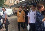 Zhao Wei and Wang Junkai ramble food market, wear 