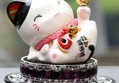 Auspicious be apt to is placed along pottery and porcelain of the cat that enrol money