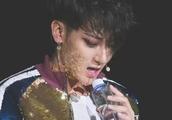 Huang Zitao is this piece of photograph too handsome? Netizen: You to play handsome, armour takes th
