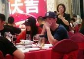 Yang Mi builds Hua Xin drama to switch on the mobile phone suddenly, sit together to have a meal, ne