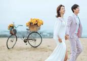 Marriage gauze illuminates: Seaside happiness