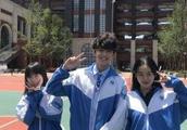 Wu Lei wears school uniform to answer high school to attend the commencement, be surrounded by the c