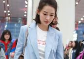 Li Qin shows body airport, netizen: Business suit matchs knickers this year you most cruel!