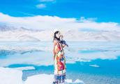 Belle traveler heads for Xinjiang alone the four seasons of white sanded lake is unidentified really