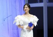 It is a long story of white garment modelling! Jiang Xin shows attractive and clavicular show to be