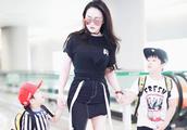 Zou Fuming charming wife Ran Ying glume takes two sons to show body airport, crus is fine the figure