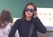 Call call a person! Song Qian is completely black waist of LOOK dazzle small pretty and assistant ch