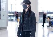 Guan Xiaotong wears thick bull-puncher to show body airport, did middle finger wear ring for what?