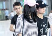 Yang Mi wears pink baseball cap to show body airport, netizen: Skirt was not pulled good!