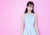 Angelababy blue short skirt is illuminated, countenance is shown slightly inflexible