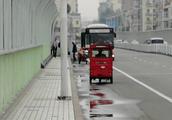 On sea wall bridge a lot of violating hidden danger of safety of transportation of retrograde motion