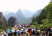 Breathtaking: The peak that 40 thousand tourist squeezes in Huang Shan carries midday too