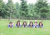 It is season of a year of graduation, the graduation photograph of little elder sisters