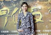 Tang Yan wears business suit to show body activity