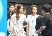 Tang Yan wears a dress to all show Wen Wan temperament, bazaar tiring-room is busy arrange hairstyle