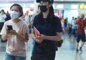 Yao Chen shows body airport, the head wears baseball cap, vogue model dye-in-the-wood