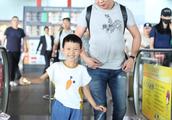 Yao morning family appears body airport, child of Cao gloomy hug is happy tease netizen: The son sun
