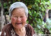 In ruddy health of 100 years old of old grandmas of rural is healthy, like eating dish expert leave