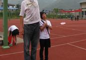 The first huge person of Asian is 2 meters tall 38, once was Yao Ming teammate, show 31 years old ho