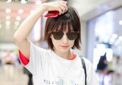 Wu Xin shows body airport black and white deserve 